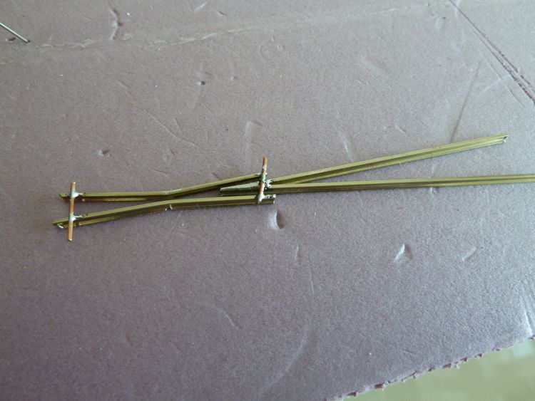  /></p><p>as things were progressing well, I thought I'd check it against an unused twist tie. This helped me gauge where to put the bottom wires.</p><p><img rel=